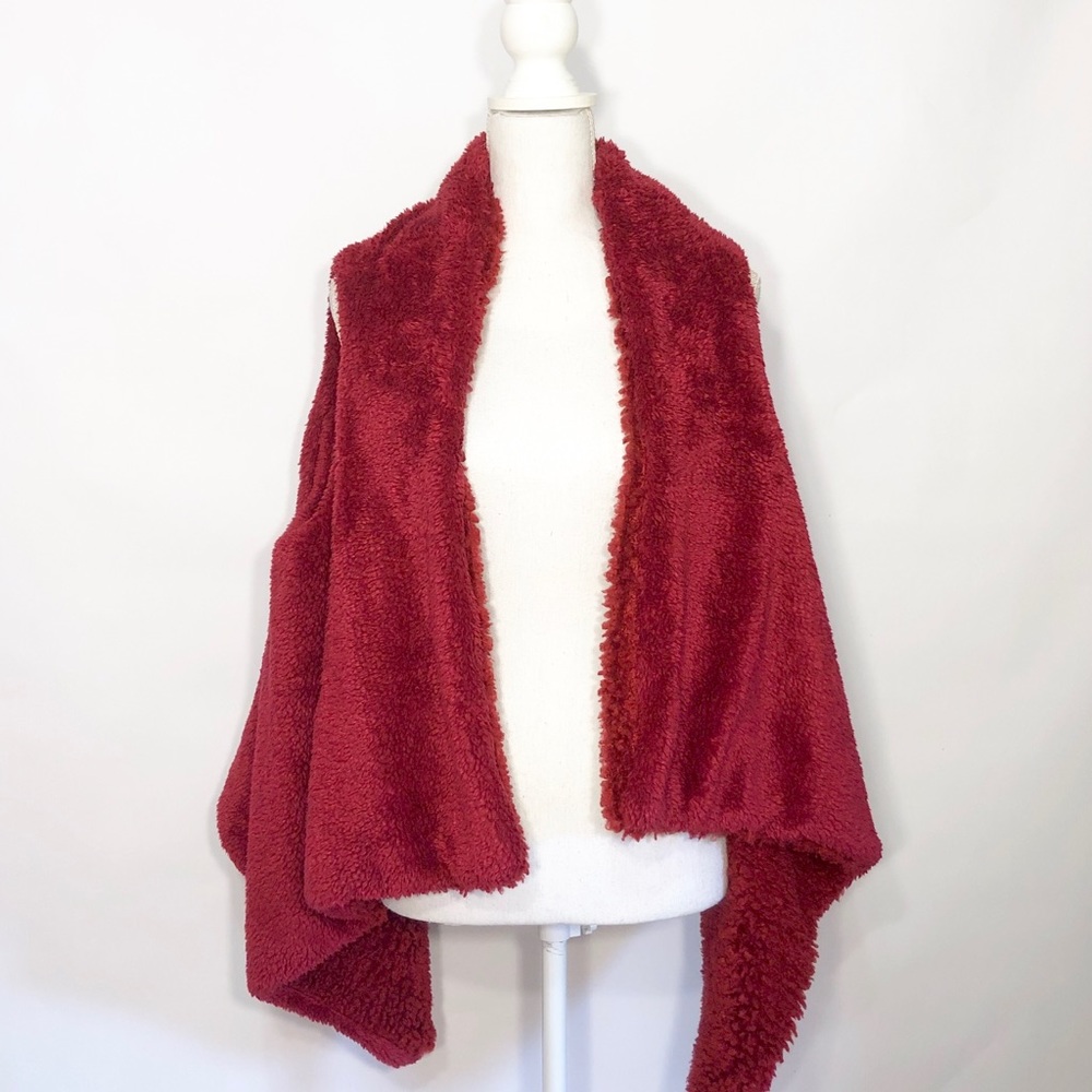 En Creme Red Fluffy Sleeveless Reversible Handkerchief Front Vest Shawl